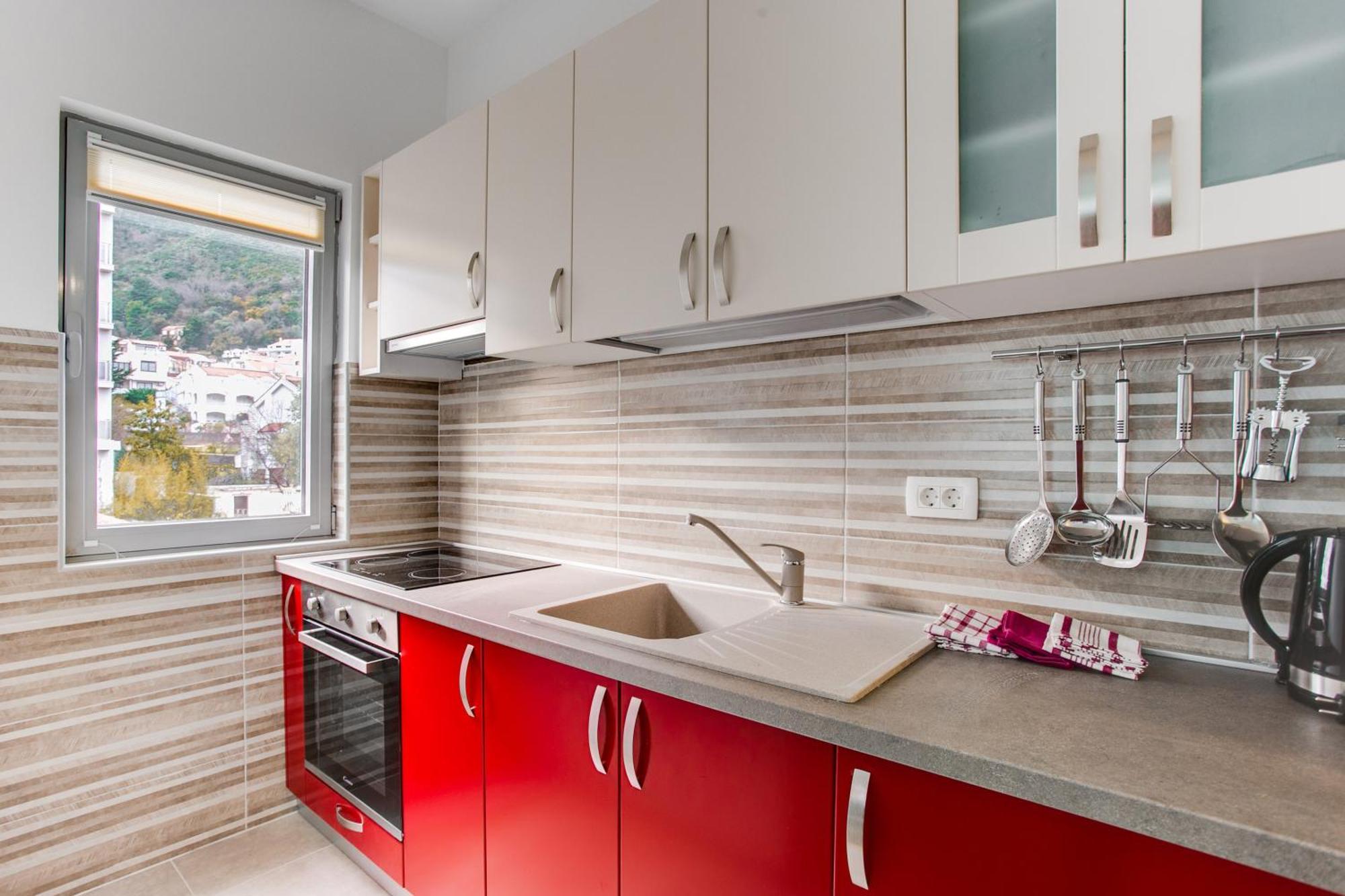 Lora 13.jula, 15 Apartman Budva